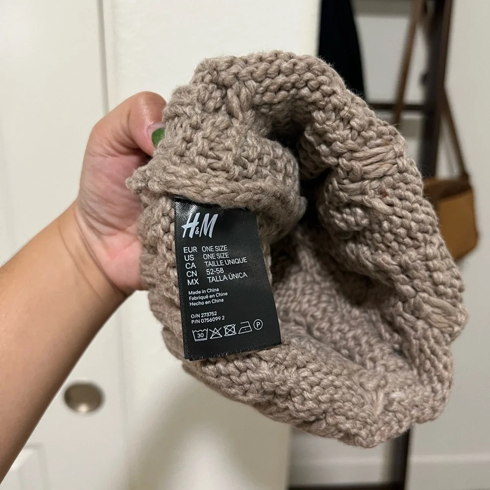 •NEW•H&M Pompom Beanie